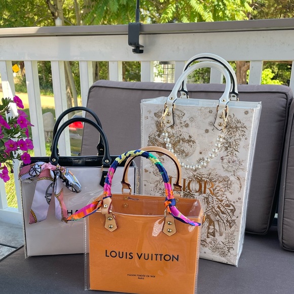 CHANEL Vinyl Crossbody - Picture 13 of 13